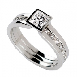 Купить Помолвочное кольцо с квадратным бриллиантом